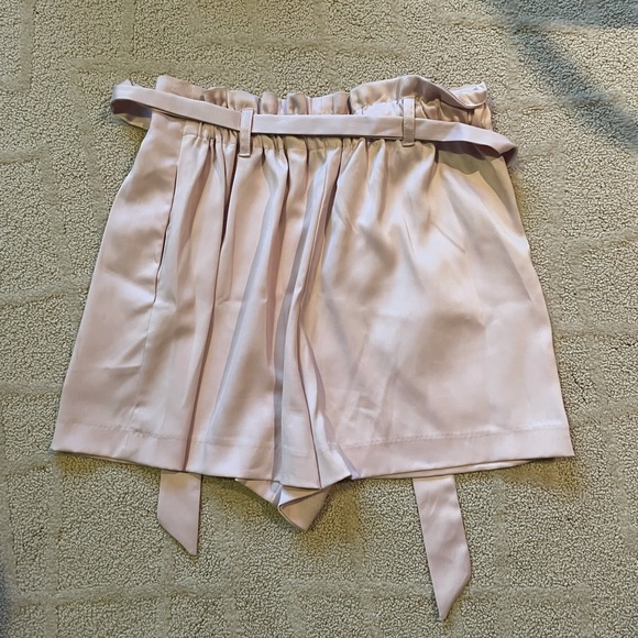 Pink silky pleated tie shorts - Picture 3 of 3